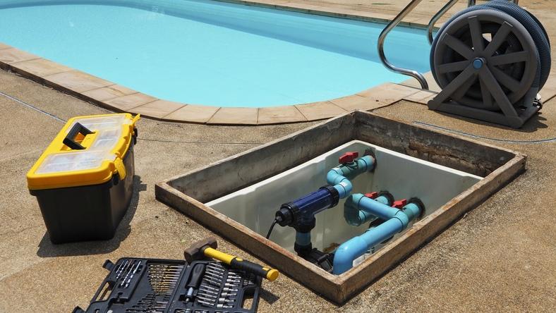 narzędzia obok basenu